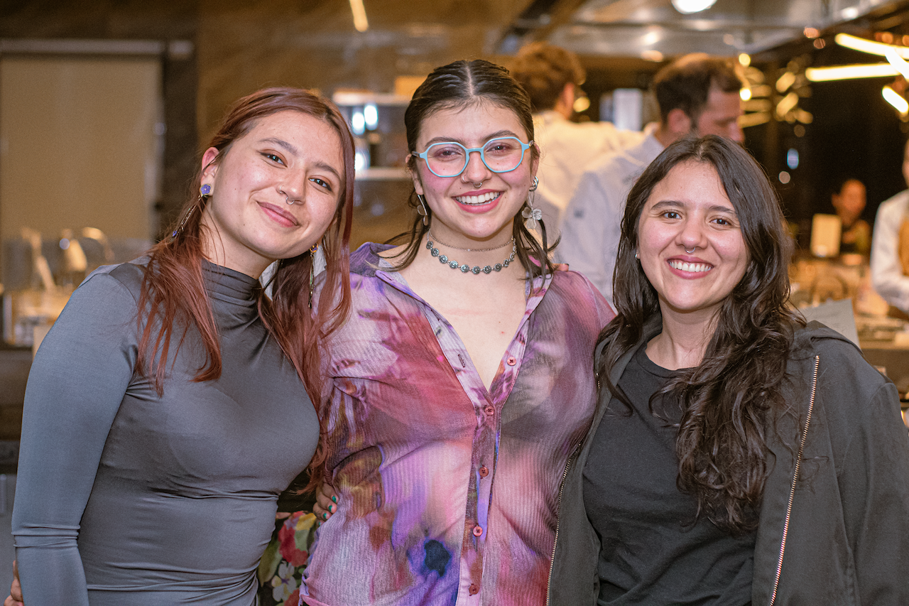 Juana Pasión Baptiste, artista y cantaora flamenca; María Paula Flores, chef creadora de Gusto Sanduchería; y Juliana Flores, científica de datos de Mercado Libre.