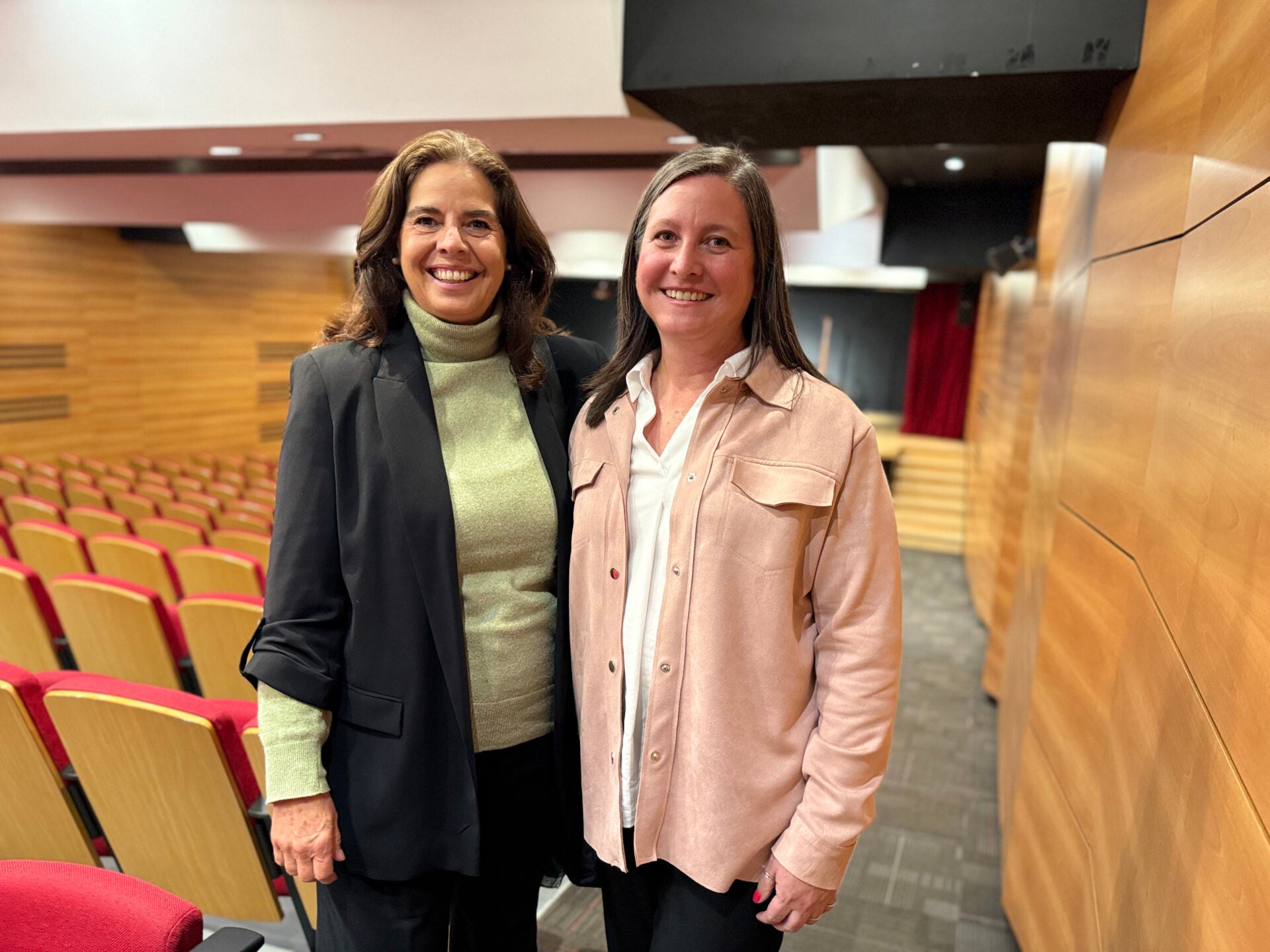 Nora María Escallón, miembro del Consejo Superior del Gimnasio Femenino; y Liliana Posse Espinosa, procuradora del Gimnasio Femenino.