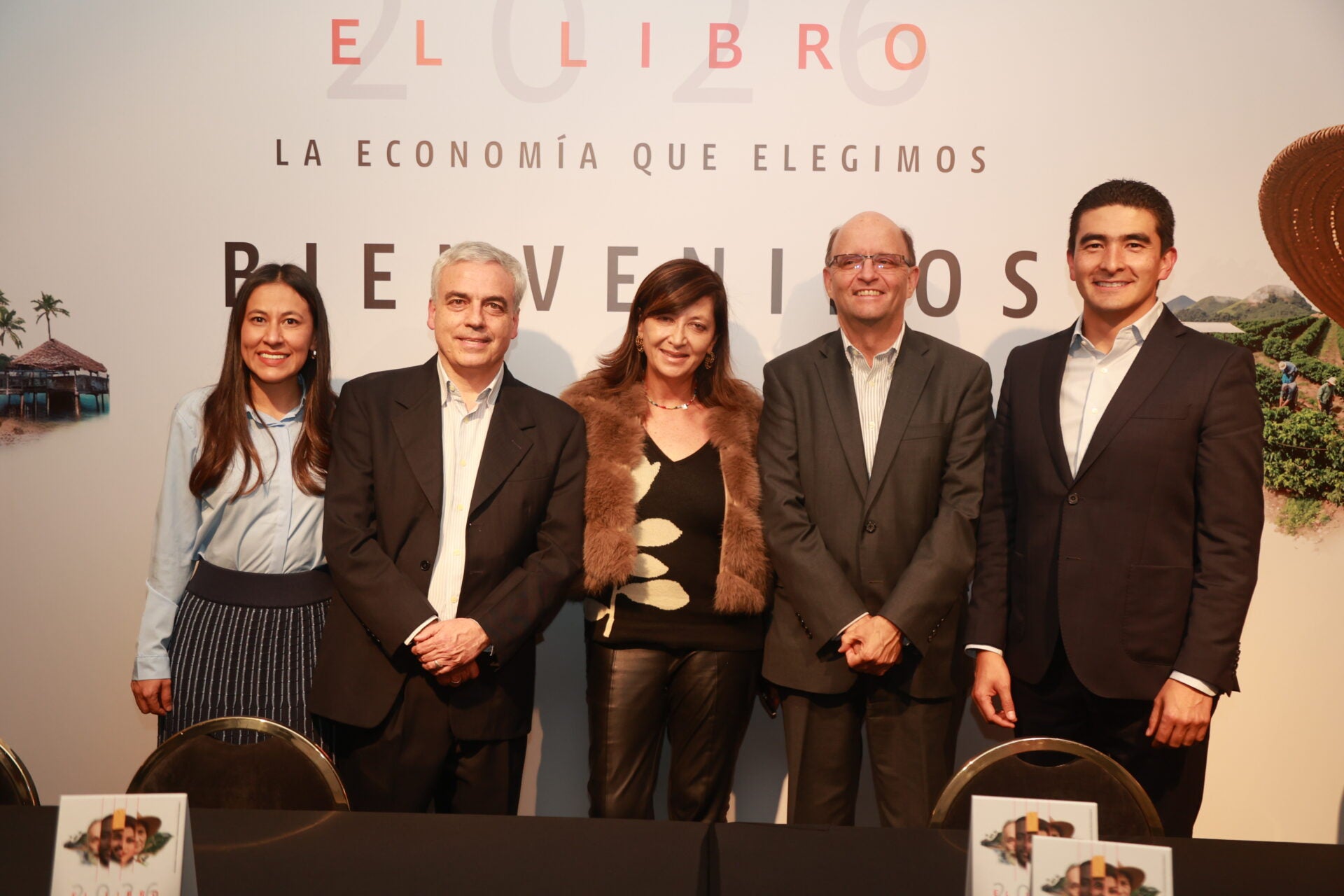 Katherine Ortiz, líder renta variable de Davivienda Corredores; Andrés Langebaek, director de Estudios Económicos de Davivienda; María Teresa Uribe, pte. de Davivienda Corredores; Daniel Cortés, vpte. ejecutivo de Mercados Financieros de Davivienda; y Germán Cristancho, gte. Investigaciones económicas y Estrategia de Davivienda Corredores.