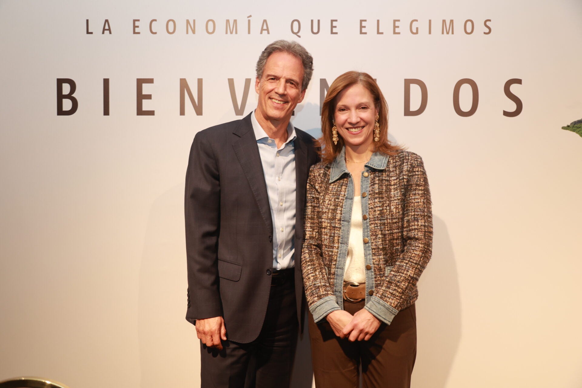 Miguel Cortés, presidente de Grupo Bolívar; y María Lacouture, presidente de AmCham Colombia.