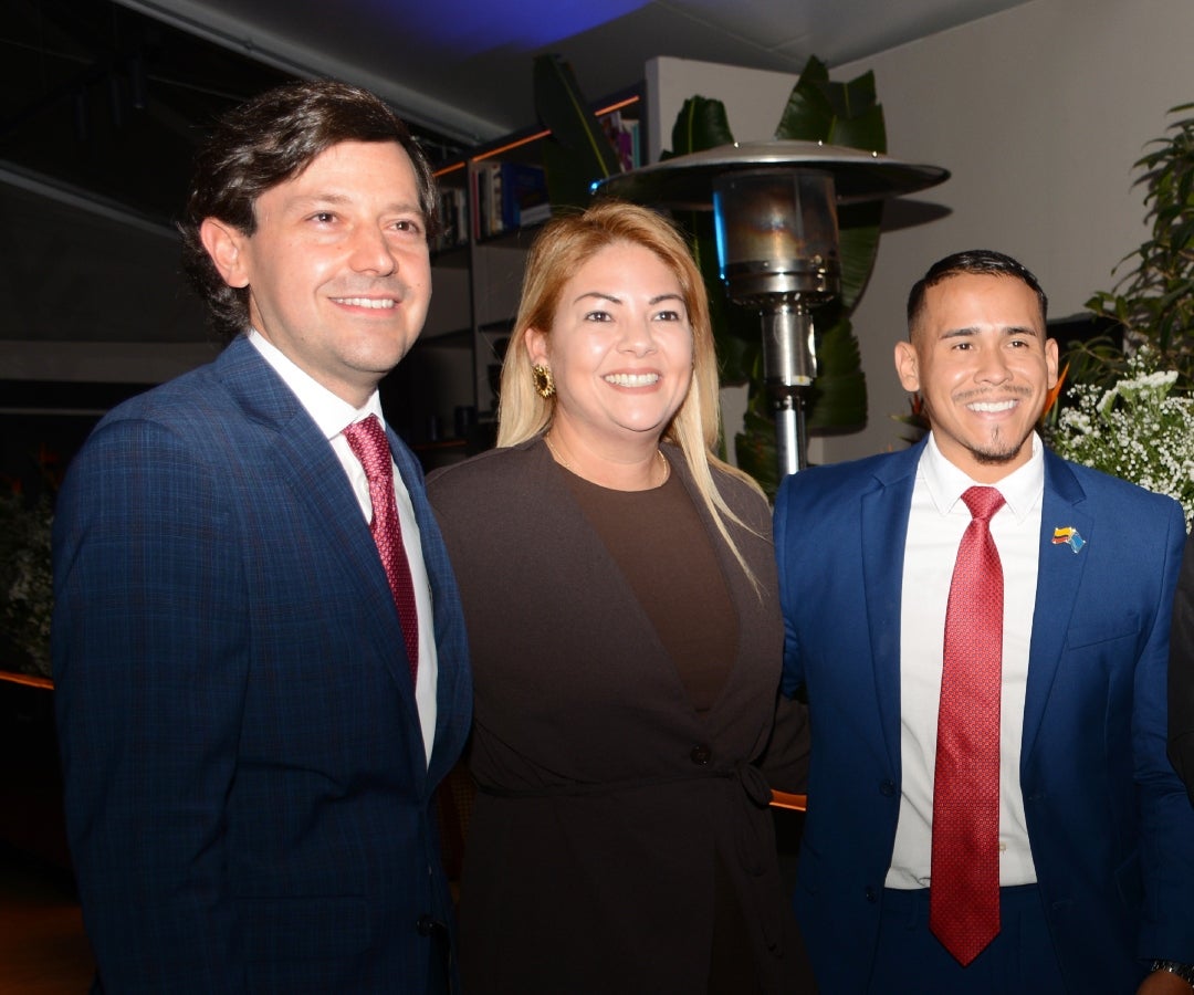 Jordan Schlipken, director de A.T.A. para Latinoamérica; Jo-Anne Arends, trabajadora del Aeropuerto Reina Beatriz de Aruba; y Wendrick Cicilia, ministro de Turismo, Transporte y Labor de Aruba.