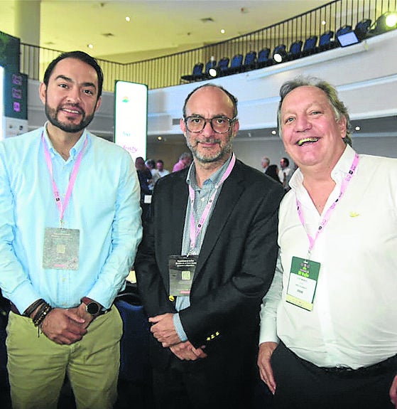 Edwin Maldonado, empresario; Jerónimo Castillo, gerente de Gobierno de Kenvue; y José Suso, gerente de Arrocero la Esmeralda.
