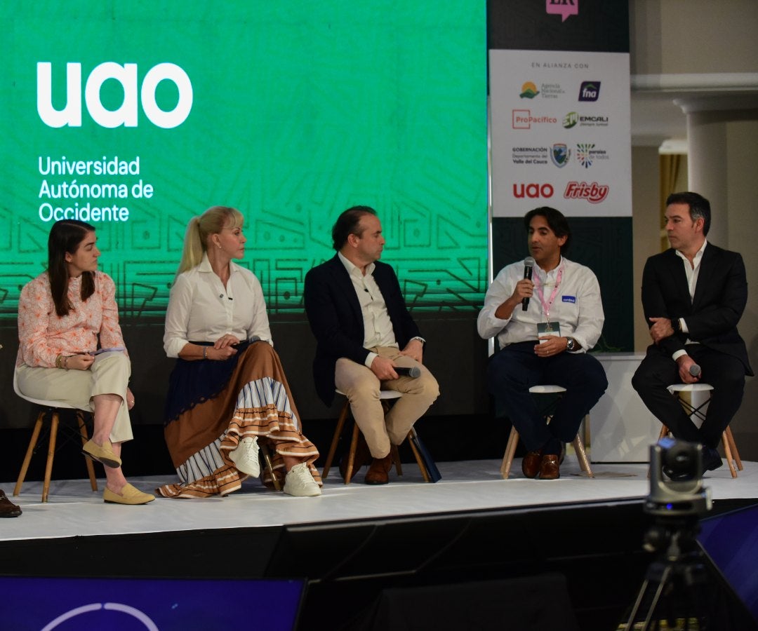 María Isabel Ulloa, directora ejecutiva de Propacífico; Dilian Francisca Toro Torres, gobernadora del Valle del Cauca; Alejandro Eder Garcés, alcalde de Cali; Jacobo Tovar, director general Comfandi; y Germán A. Gallego Trujillo, vicerrector académico de la Universidad Autónoma de Occidente, durante el panel.