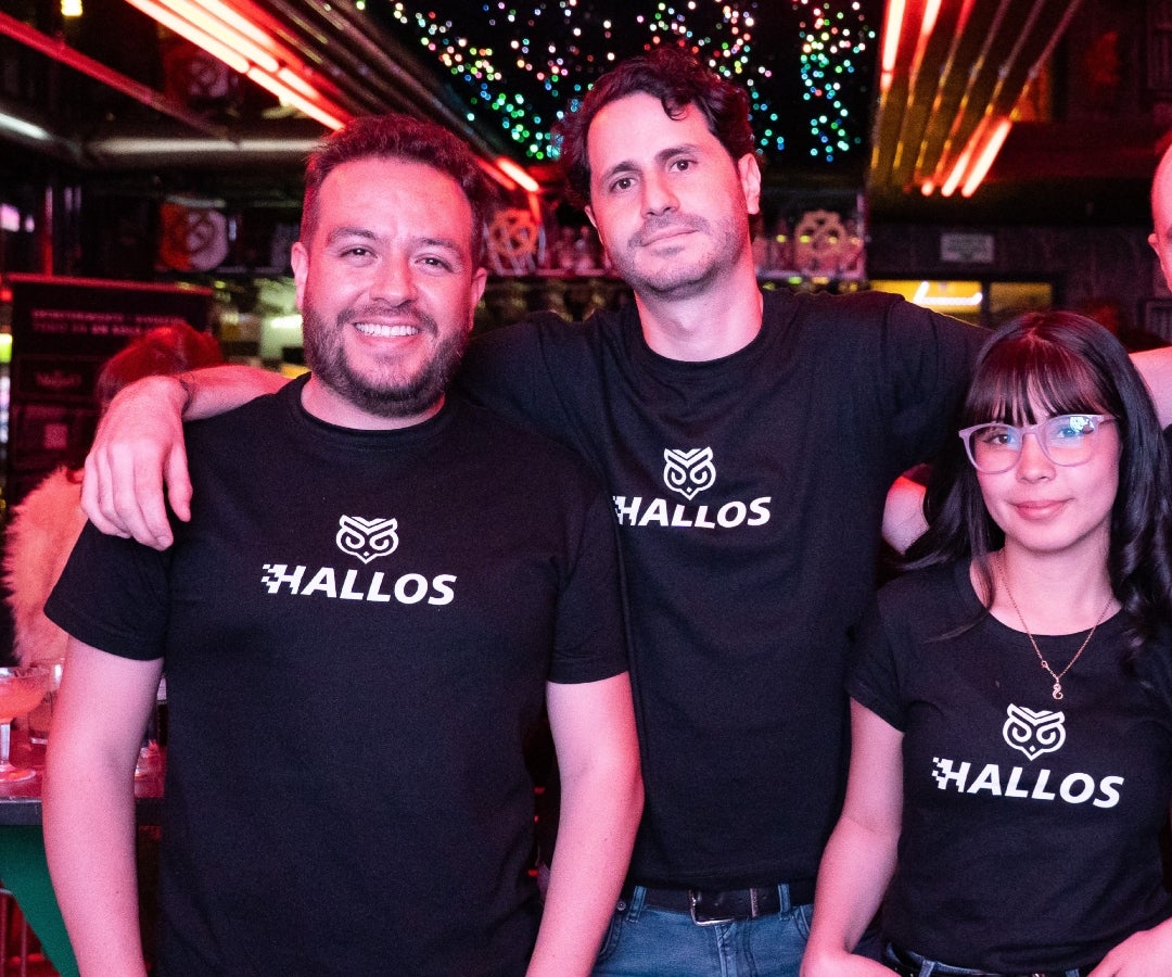 Mauricio Castillo, CEO de Hallos; Jorge Perdomo, CMO de Hallos; y Sofia Molina, community lead de Hallos.