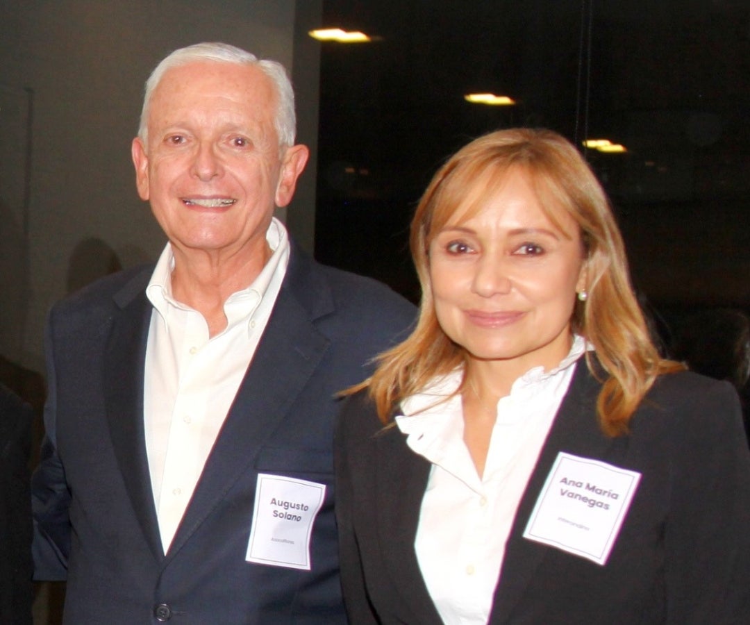 Augusto Solano, presidente de Asocolflores; y Ana Vanegas, directora de proyectos de Interandina.