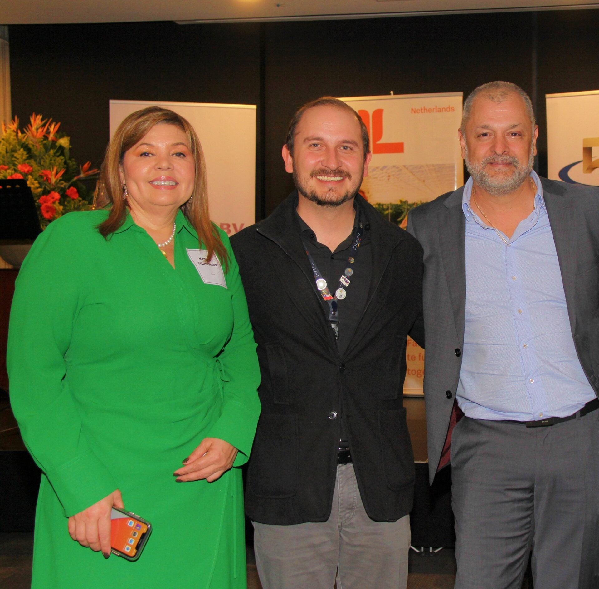 Katya Humánez, directora de la Dian en la Guajira; Rubén Velásquez, subdirector del operador económico de la Dian; y Diego Angelillis, gerente de la Industria Licorera de Caldas.