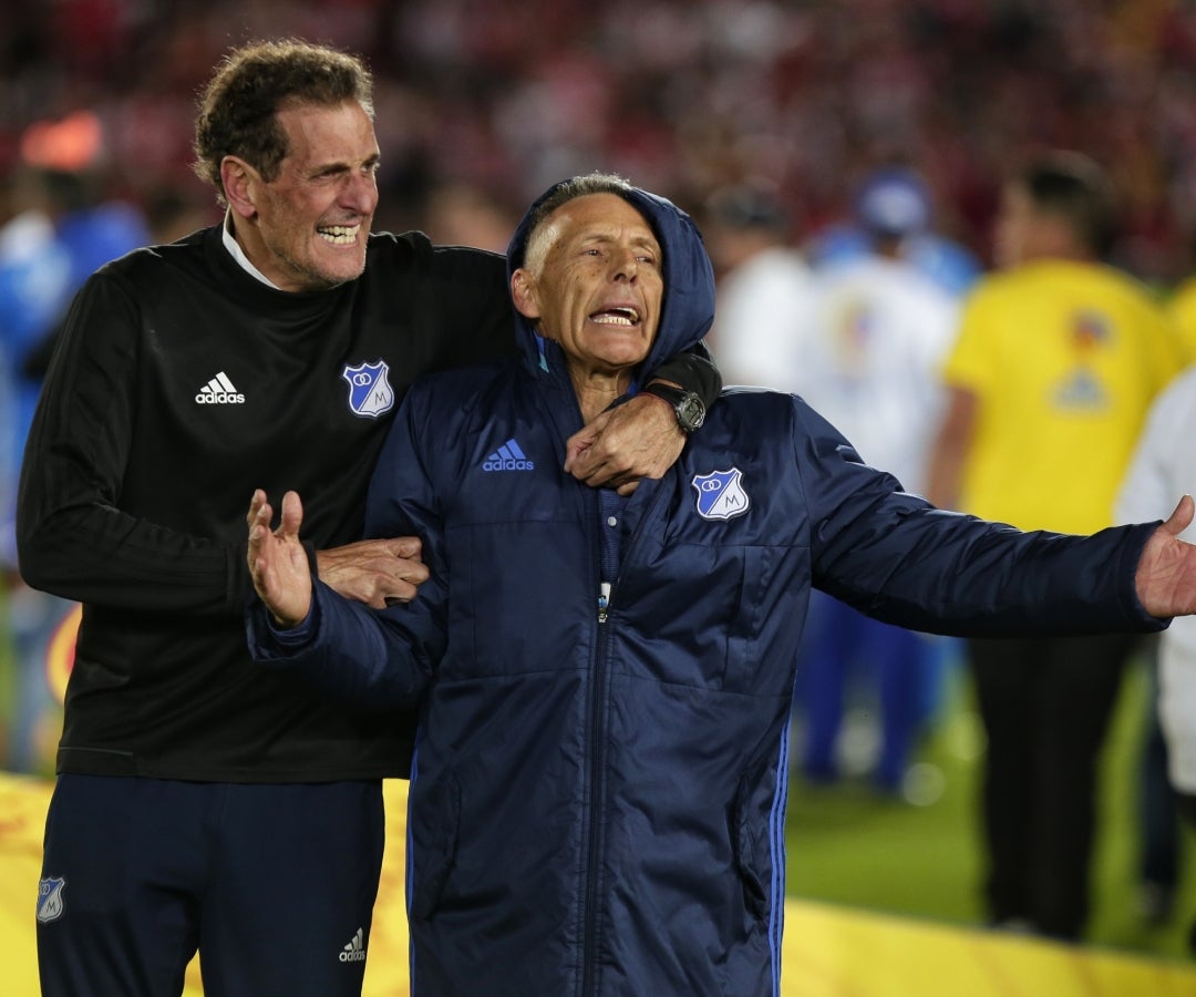 Miguel Ángel Russo celebrando el título de Liga en el segundo semestre de 2017 con Millonarios