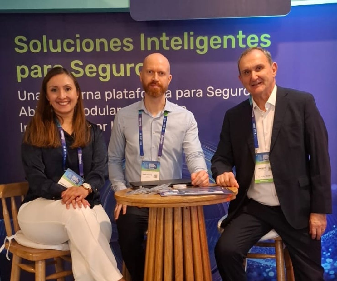 Katherine Rojas, representante de team leader; Andruis Tubelevicius, presales; director de Sapiens y Shaul Pescovsky, director regional de Sapiens.