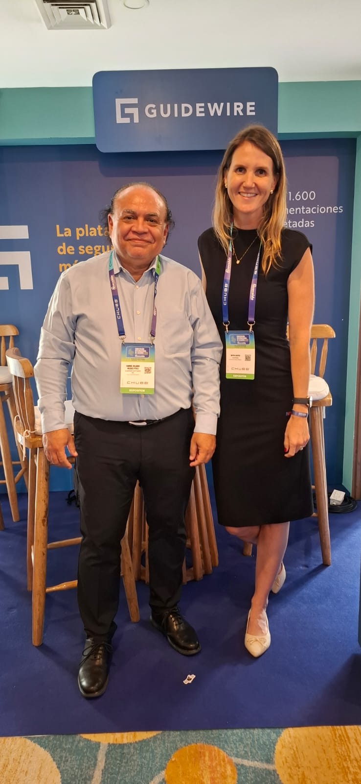 Gabriel Vázquez, solution Advisory; y Mayra Kaefer, buisiness develofment de Guidewire.