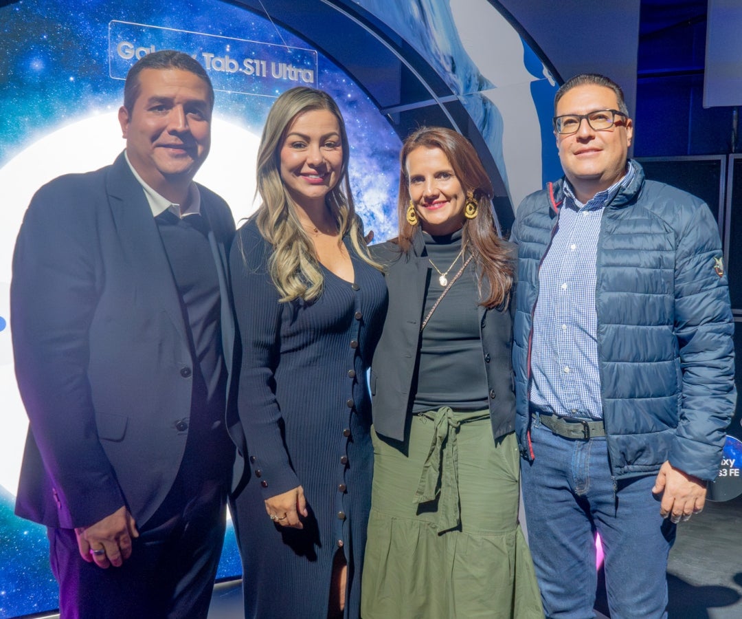 Álvaro Mazo, director de la división de experiencia móvil de Samsung; Luz Muñoz, directora de terminales y tecnología de Claro; María Jurado, directora de ventas experiencia móvil de Samsung; y Oswaldo Amado, gerente de terminales de Claro.