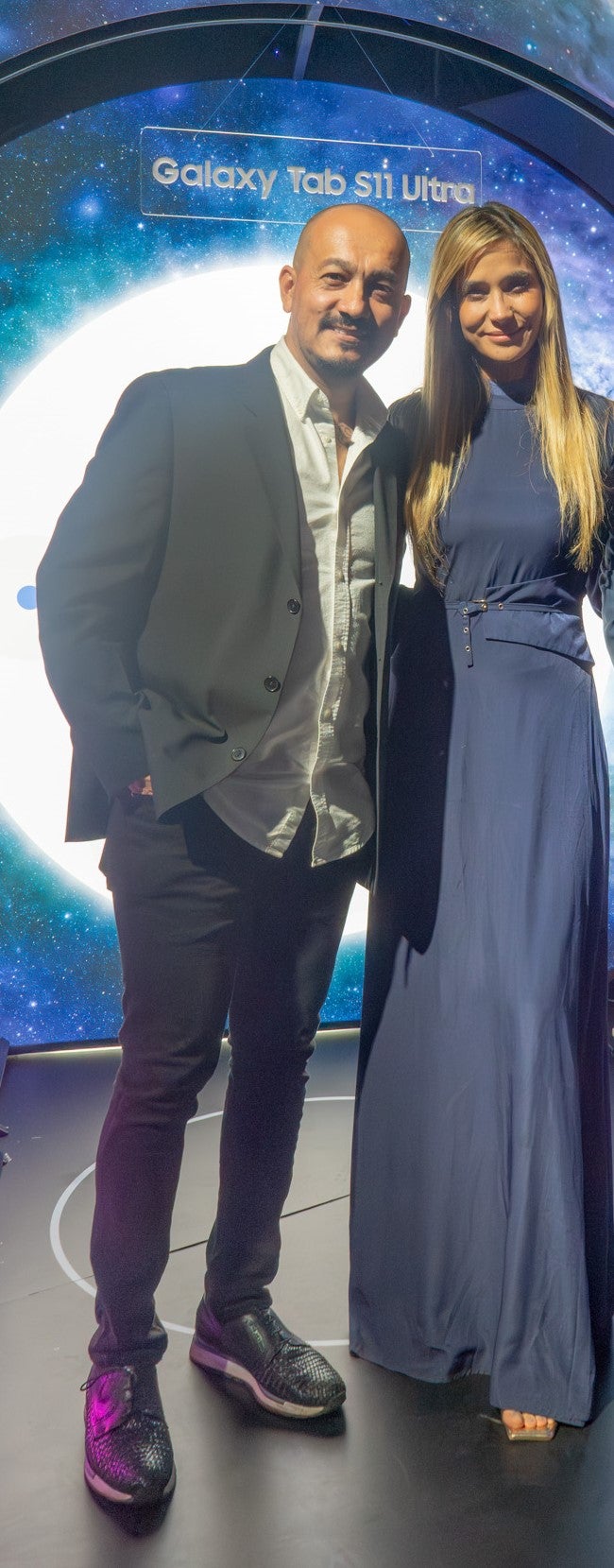 Daniel Viloria, product manager de Samsung Colombia; y Zahira Benavides, presentadora.