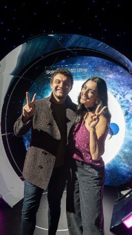 Sergio Franco, product manager de Tablet Category; y Paola Gómez, corresponsal de RCN.