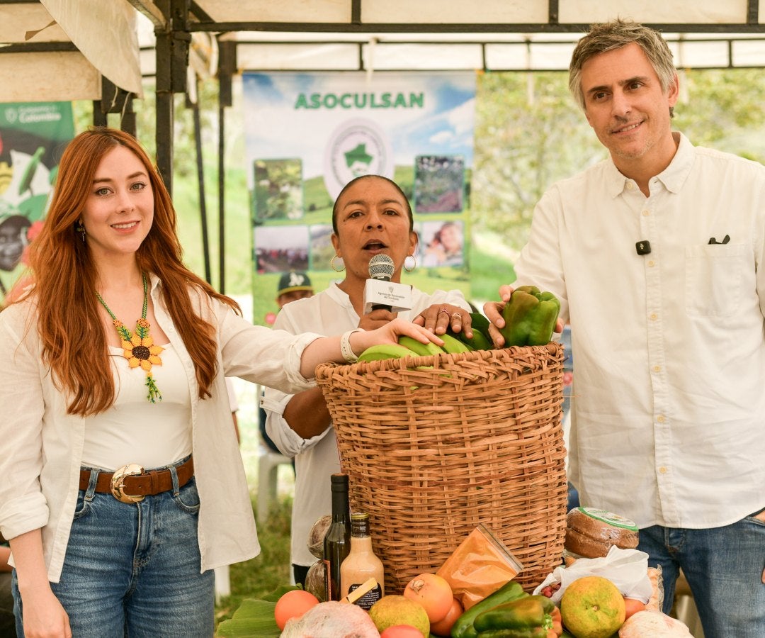 Gloria Miranda, Directora de Sustitución de Cultivos de Uso Ilícito de Colombia; Diana Cano, presidenta de Asoculsan y Carlos Calleja, Presidente de Grupo Éxito