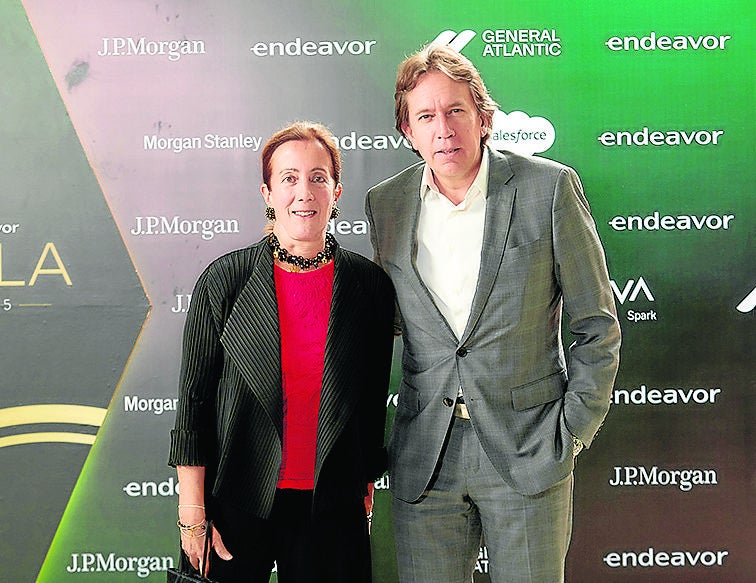 Diana Gómez, presidente del Consejo Directivo de Memo; y Kenneth Mendiwelson, fundador de Refinancia.