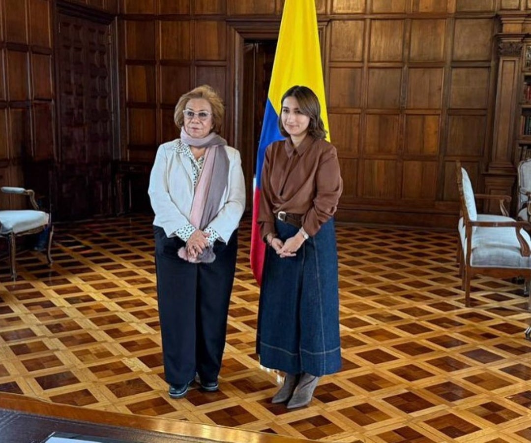 Canciller Rosa Villavicencio junto con Laura Sarabia, embajadora de Colombia ante el Reino Unido.