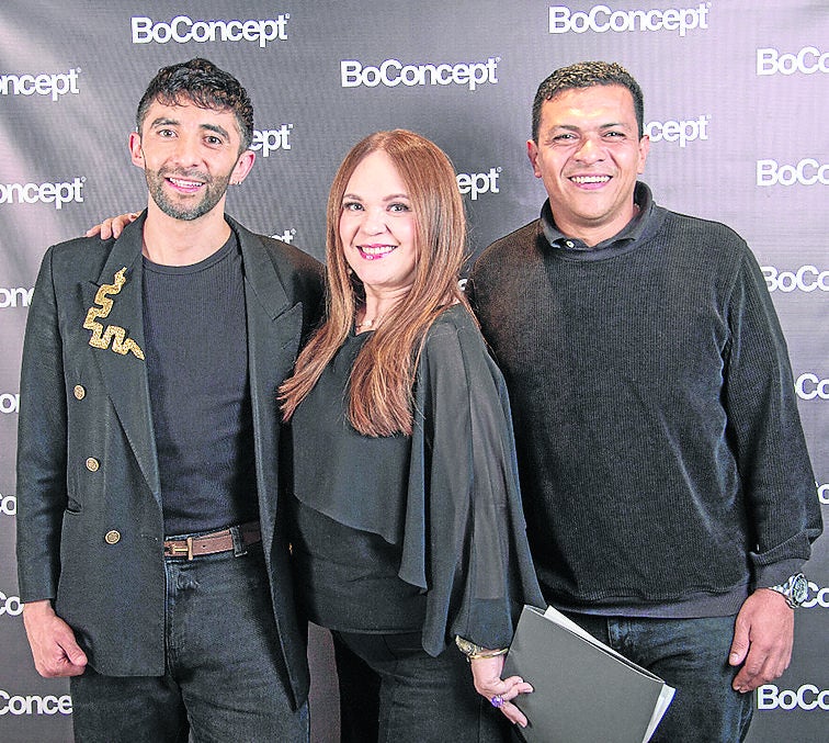 Sergio García, asesor de diseño de BoConcept; Claudia Acevedo, gerente de tienda BoConcept calle 81; y Miguel López, asesor de diseño de BoConcept.