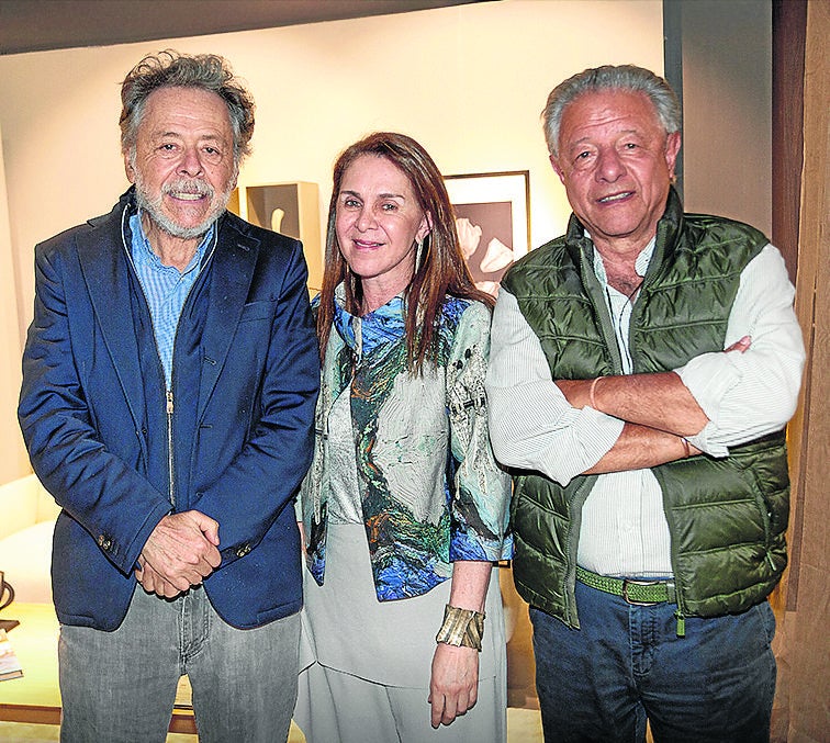 Jaime Garcés, presidente de la Organización Santamaría; Margarita Calle, directora de MC Comunicaciones; e Iván González, abogado.