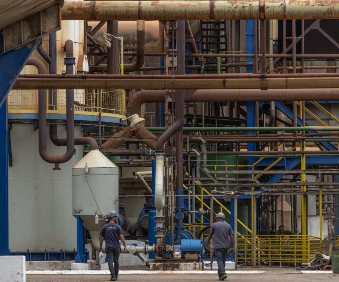 Trabajadores de la planta de bioenergía de azúcar y etanol Vista Alegre en Itapetininga, estado de São Paulo, Brasil