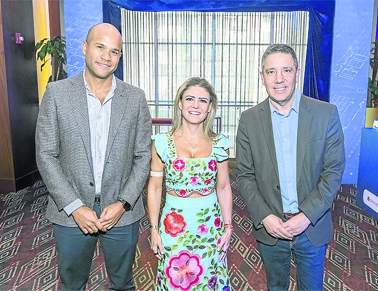 Ramiro Conde, director nacional de vivienda de Banco de Bogotá; Paulina Prieto, jefe de productos y soluciones digitales de Scotiabank México; y Juan Camilo Osorio, vicepresidente de banca hipotecaria de Banco Davivienda.