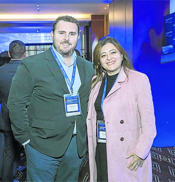 Albert Borrás, CEO Amstro España; y Cristina Albarrasín, directora de negocios de desarrollo en Amstro España.
