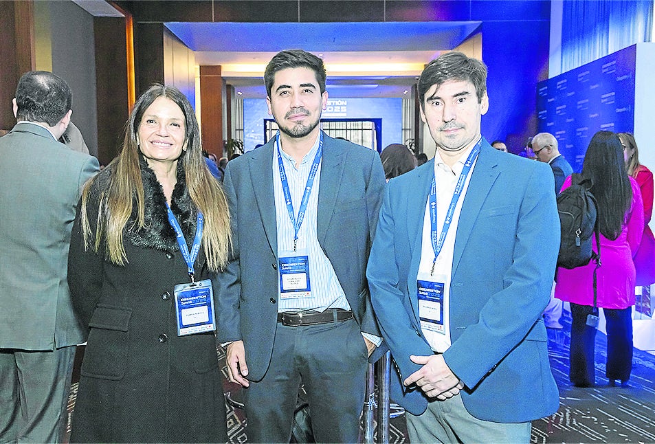 Andrea Morga, gerente de operaciones hipotecarias de Banco BCI Chile; Álvaro Raúl Chocano, gerente general adjunto de Cibergestión Chile; y Mauricio Moya, gerente del ecosistema vivienda de BCI Chile.