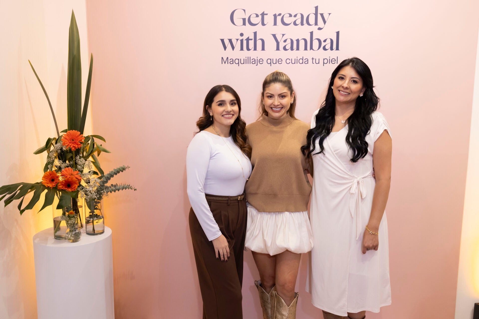 María Paula Cortés, practicante de comunicaciones de Yanbal Colombia; Lina Mar Suárez, creadora de contenido; y María Camila Vanegas, jefe de comunicaciones de Yanbal Colombia.