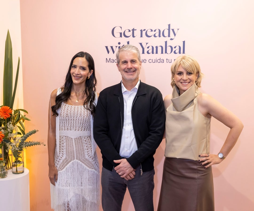 Nicole Camacho, dir. corporativa de maquillaje de Yanbal; Juan Carlos Saldarriaga, gerente general de Yanbal Colombia; y Alejandra Angulo, dir. de mercadeo de Yanbal Colombia.