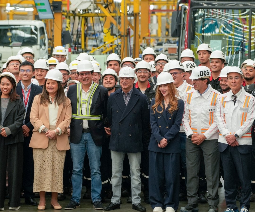 Presidente Petro en la planta de Hino