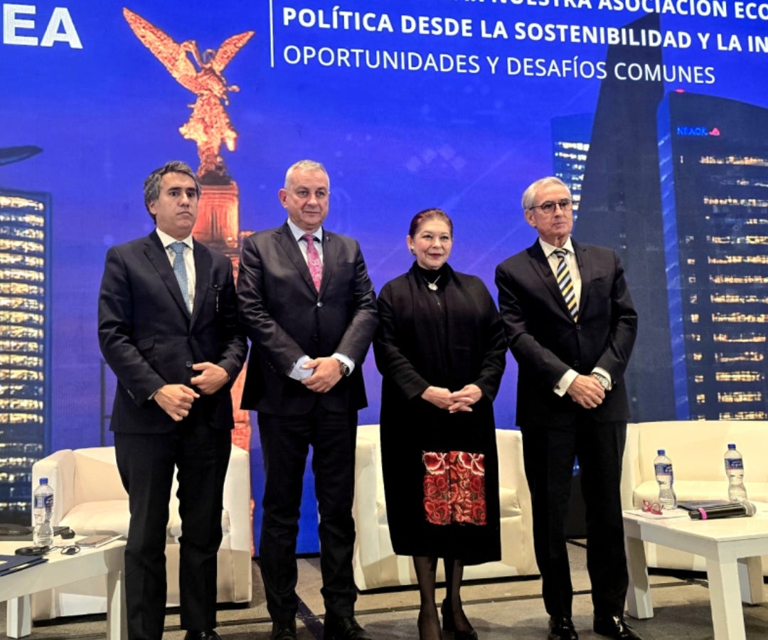 El embajador de la Unión Euripra en México, Francisco André, Jozef Síkela, comisario europeo para las Asociaciones Internacionales, la subsecretaria de Relaciones Exteriores, María Teresa Mercado y Ramón Jáuregui, presidente de la Fundación Euroamérica