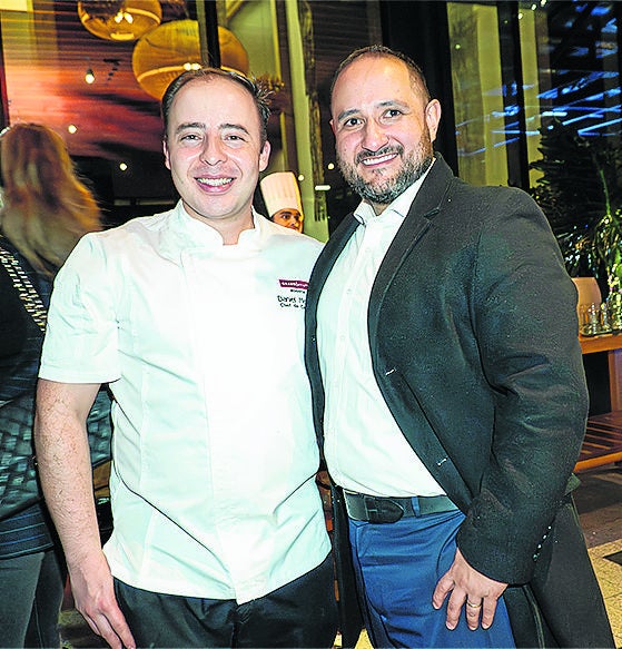 Daniel Méndez, chef de Capitalino Restaurant; y Daniel Serrato, director de alimentos y bebidas de Grand Hyatt Bogotá.