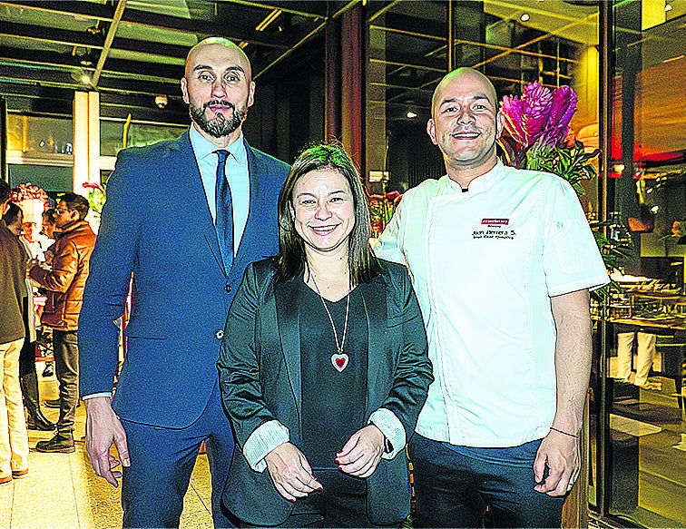 Alessandro Medori, director de operaciones; Claudia Fierro, directora de recursos; y Juan Herrera, sous chef ejecutivo de Grand Hyatt Bogotá.