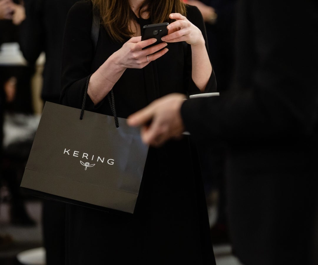 Kering negocia la venta de su división de belleza a L’Oréal por US$4.000 millones