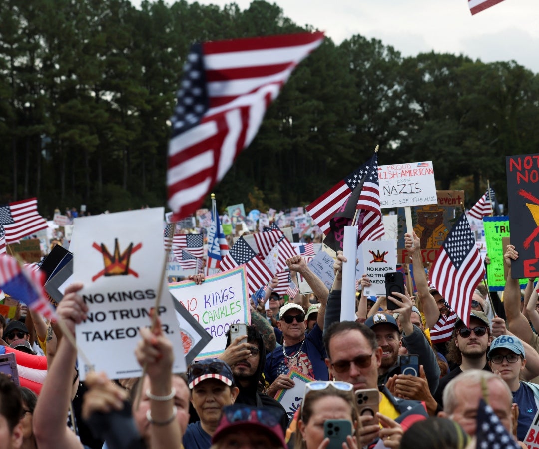 Comienzan a congregarse multitudes en las concentraciones "No Kings" contra Trump