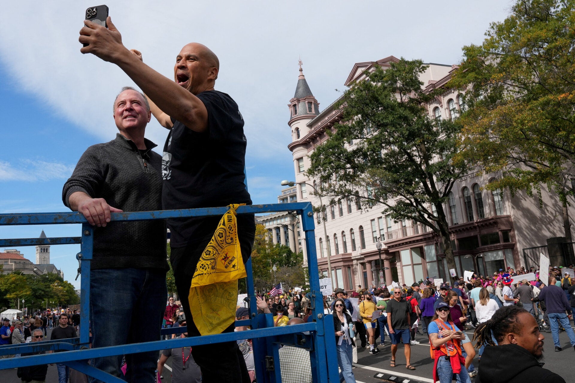 Comienzan a congregarse multitudes en las concentraciones "No Kings" contra Trump