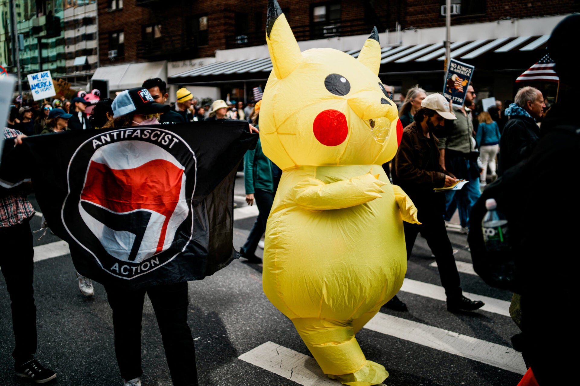 Comienzan a congregarse multitudes en las concentraciones "No Kings" contra Trump