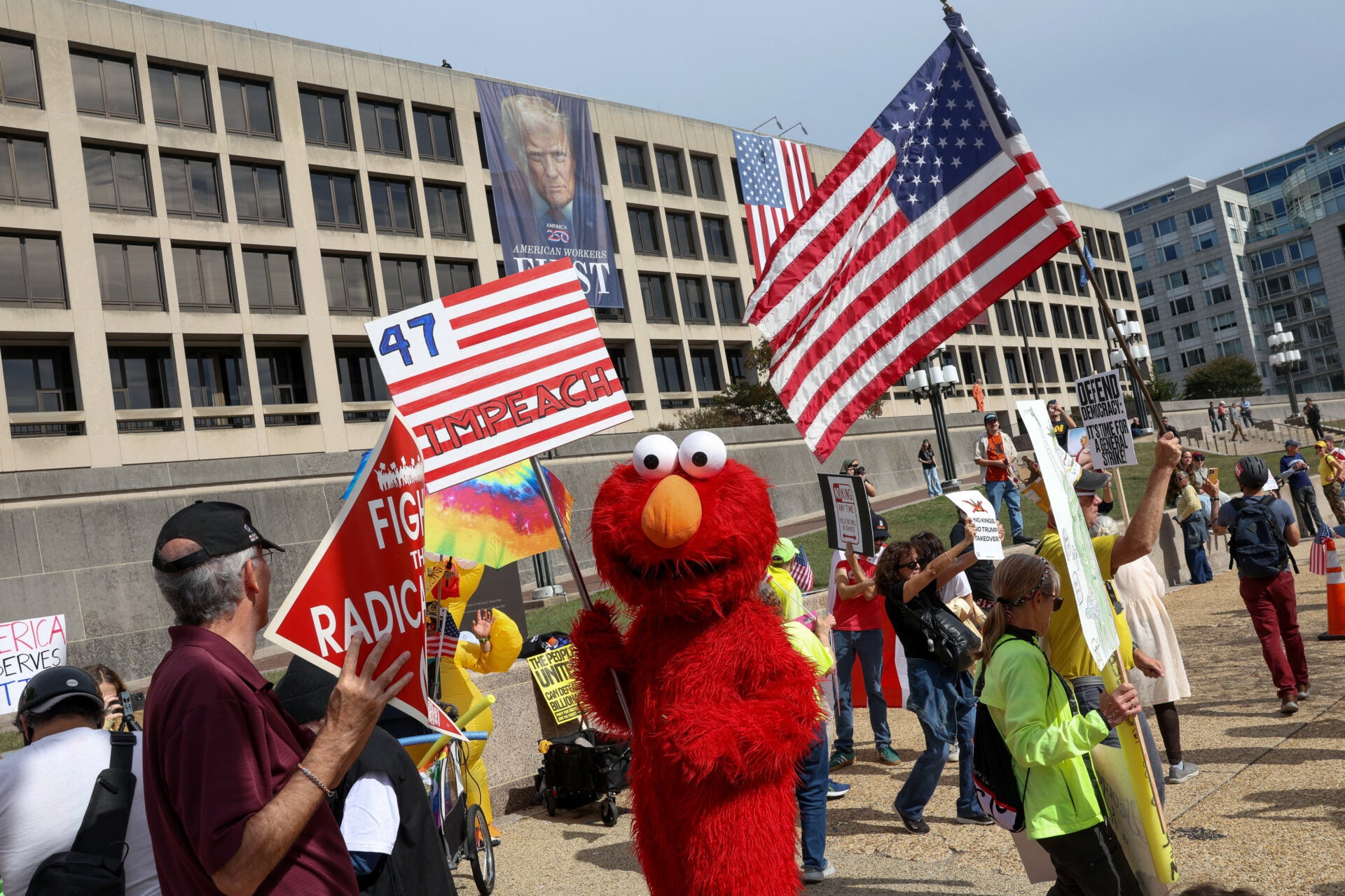 Comienzan a congregarse multitudes en las concentraciones "No Kings" contra Trump