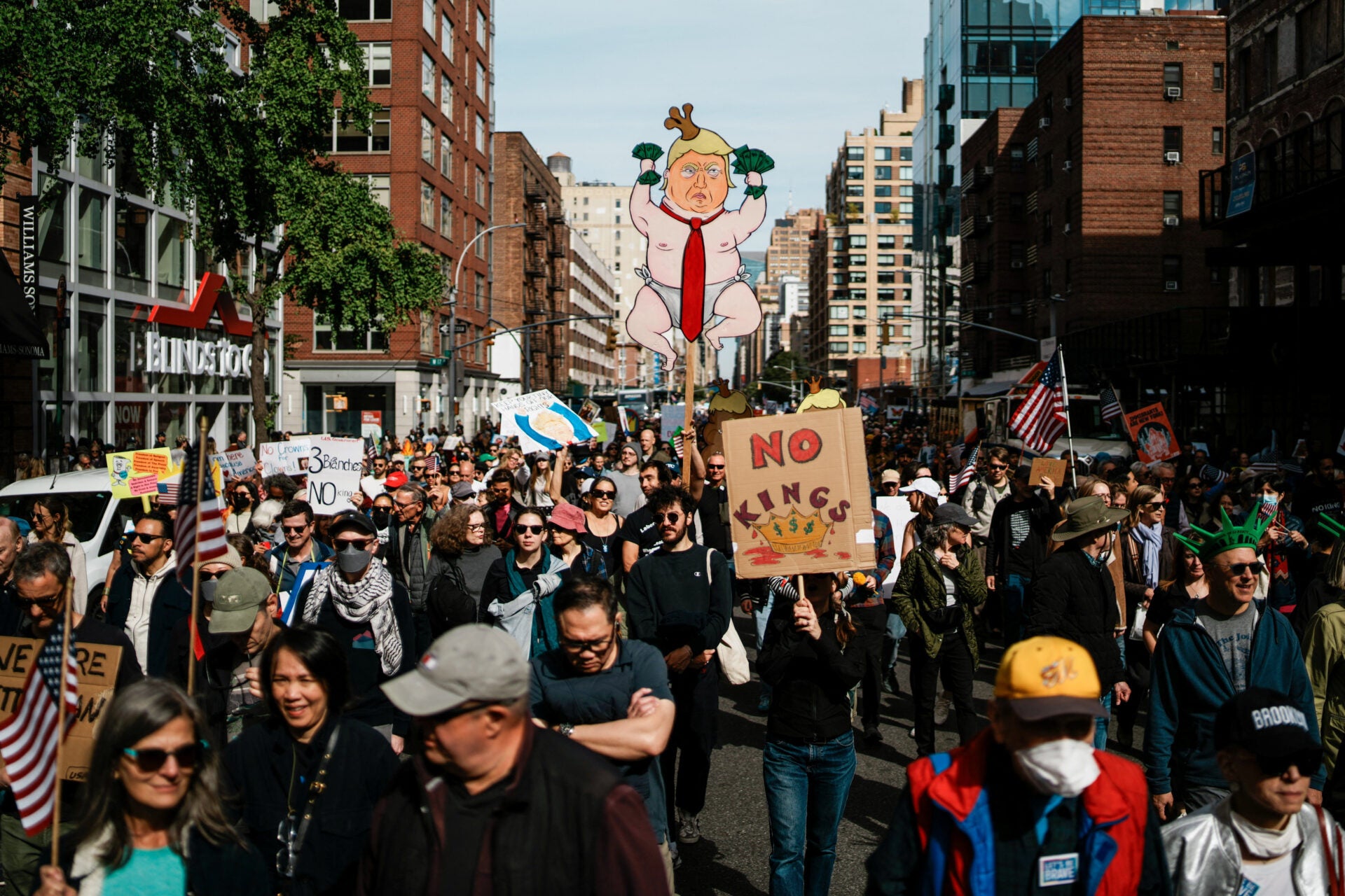 Comienzan a congregarse multitudes en las concentraciones "No Kings" contra Trump