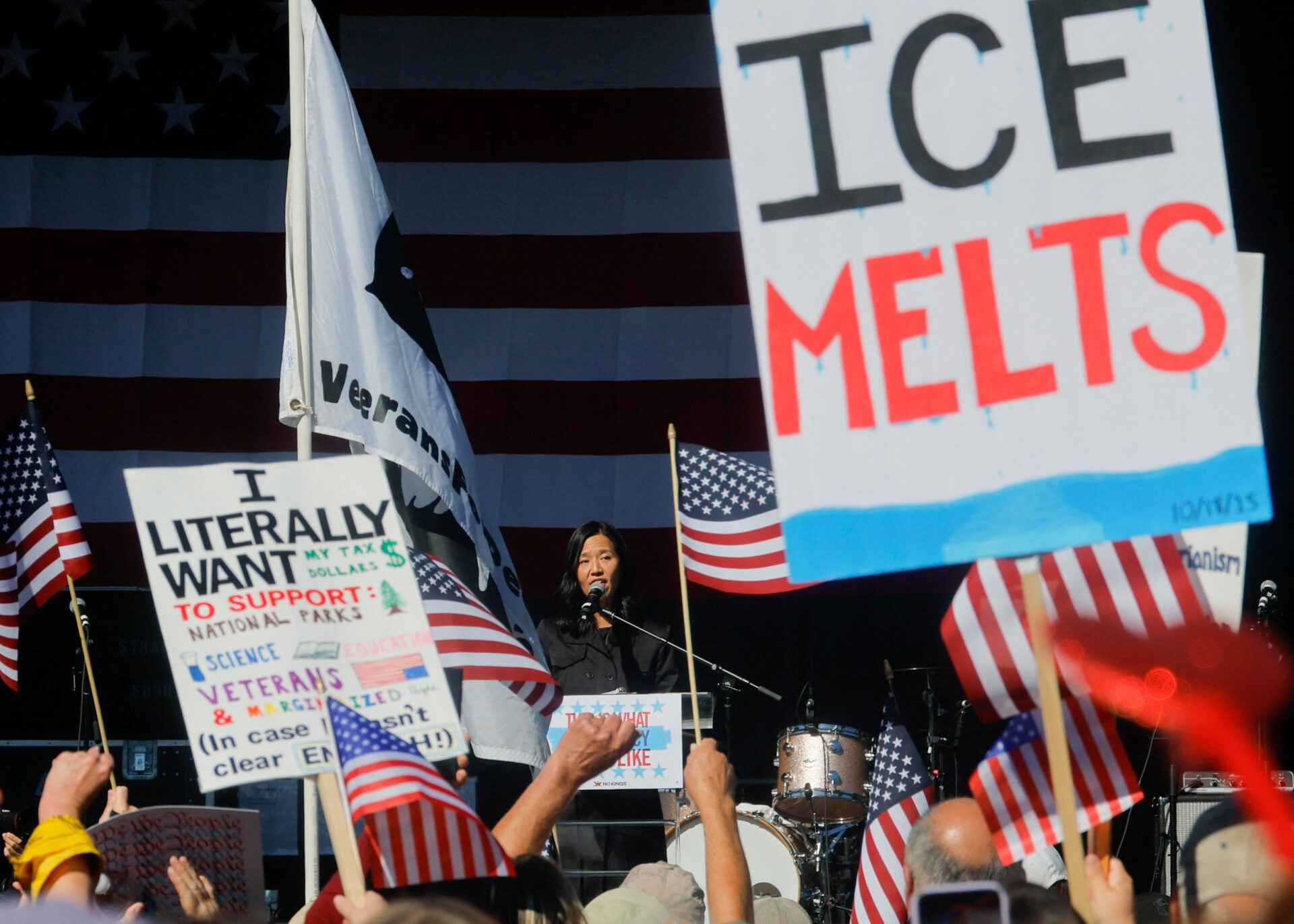 Comienzan a congregarse multitudes en las concentraciones "No Kings" contra Trump