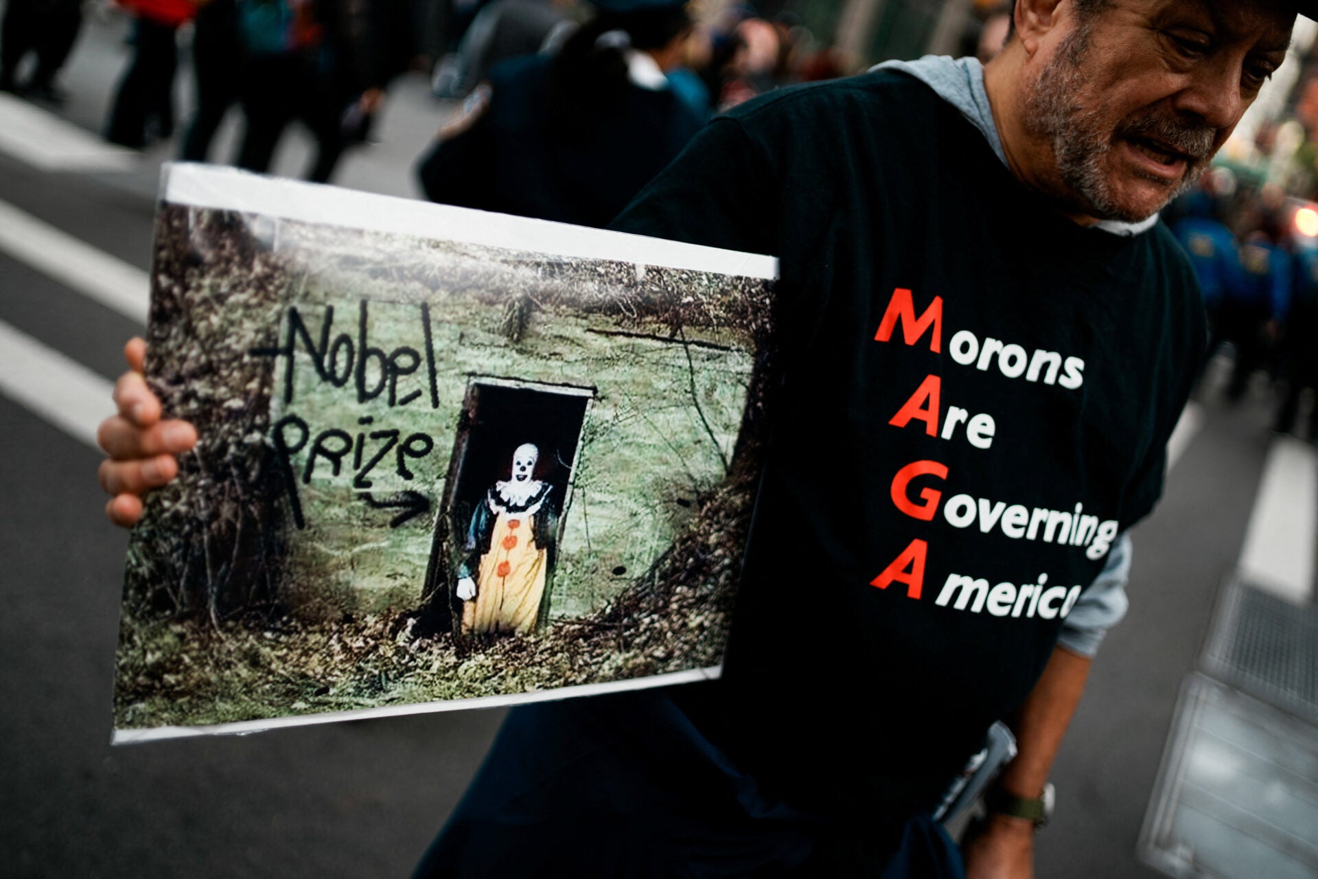 Comienzan a congregarse multitudes en las concentraciones "No Kings" contra Trump