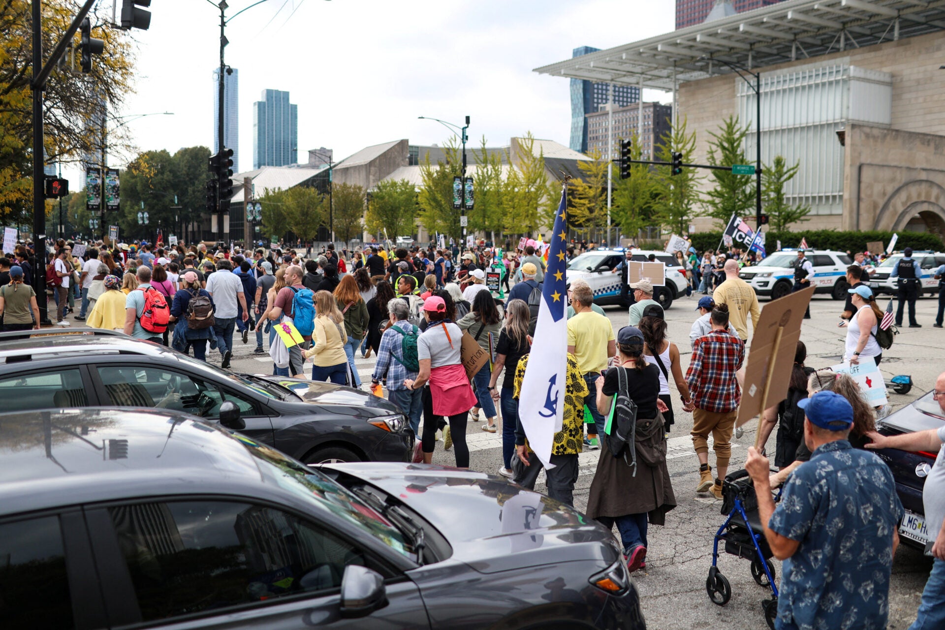 Comienzan a congregarse multitudes en las concentraciones "No Kings" contra Trump