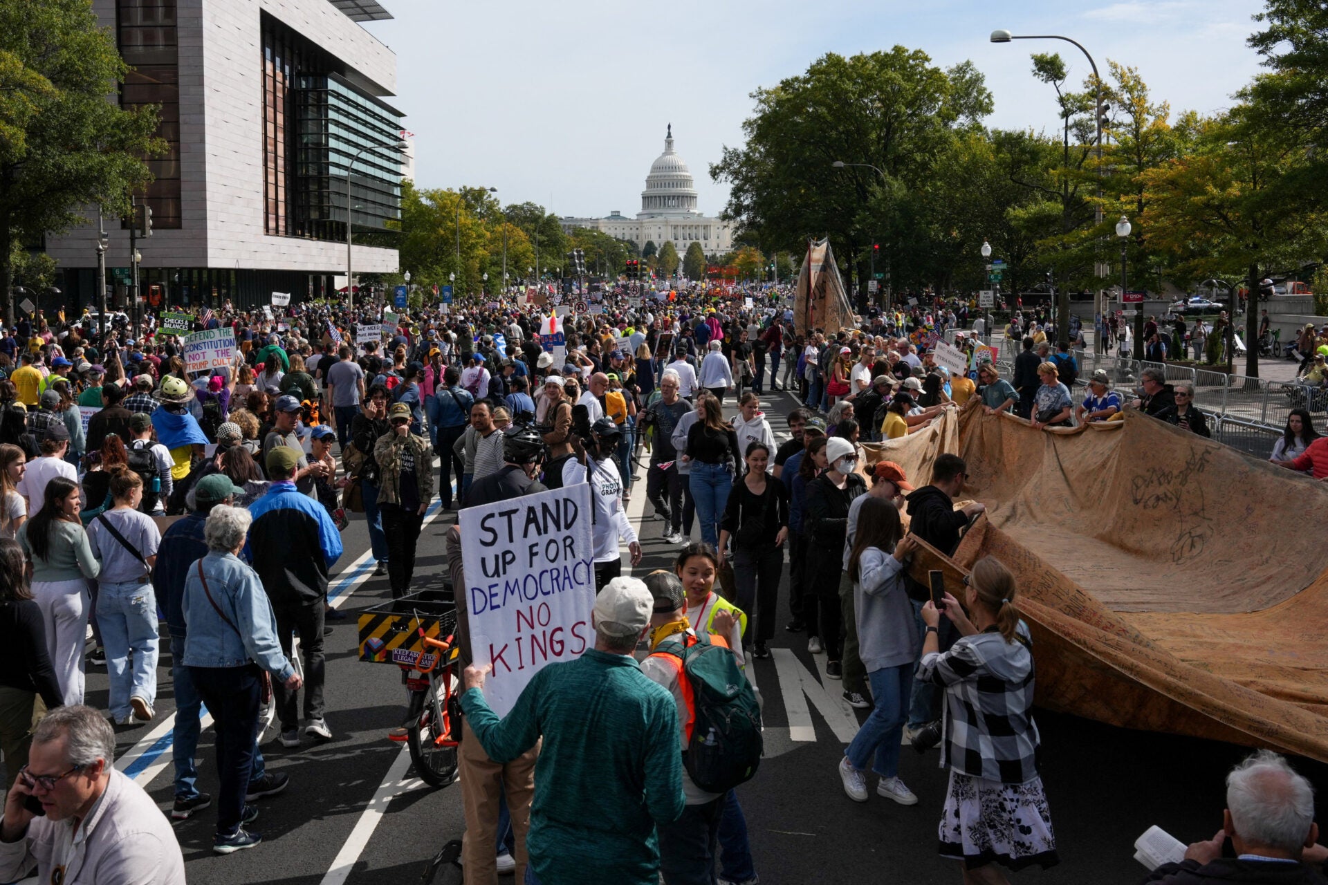 Comienzan a congregarse multitudes en las concentraciones "No Kings" contra Trump