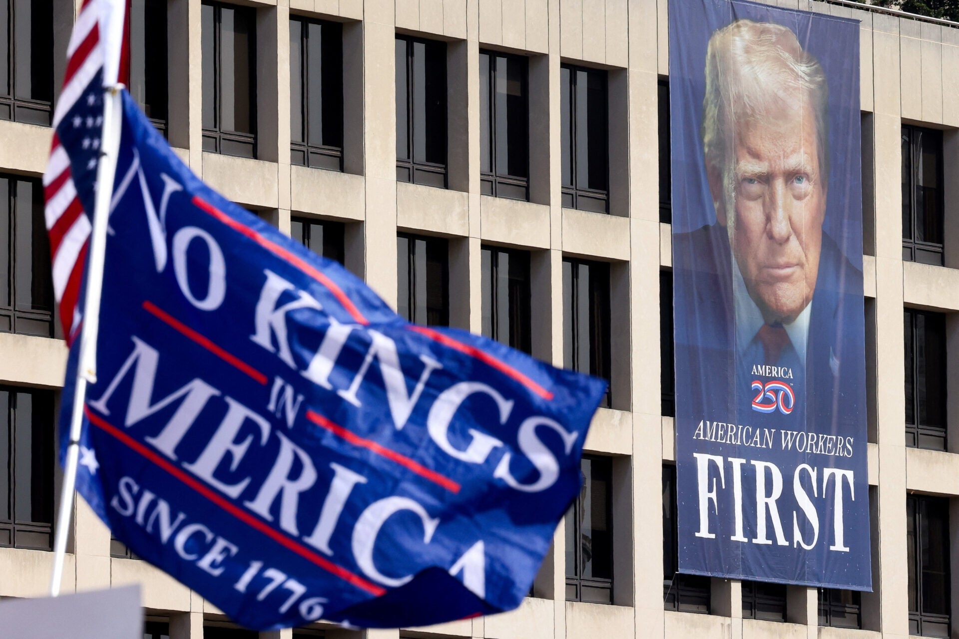 Comienzan a congregarse multitudes en las concentraciones "No Kings" contra Trump