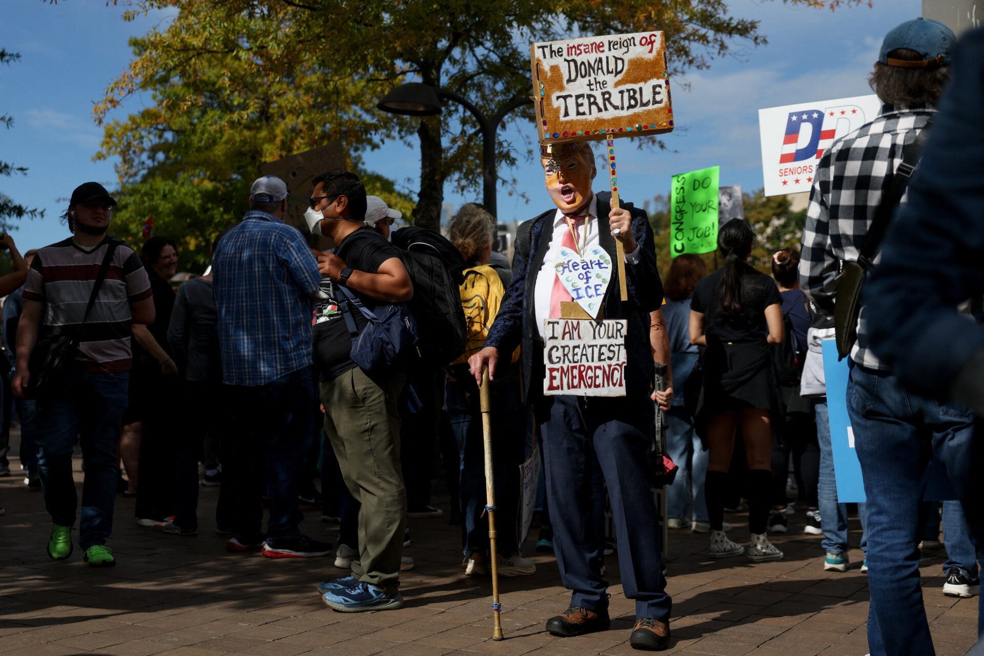 Comienzan a congregarse multitudes en las concentraciones "No Kings" contra Trump