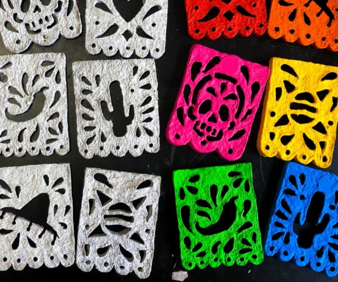 Esta es la cartonería que transforma cuadernos usados en piezas para Día de Muertos