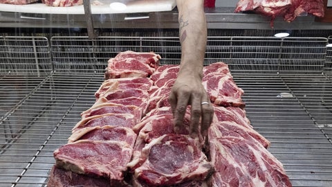 Los precios de la carne de res estadounidense se han disparado a niveles récord, desafiando la promesa de Trump de hacer que los alimentos sean más asequibles