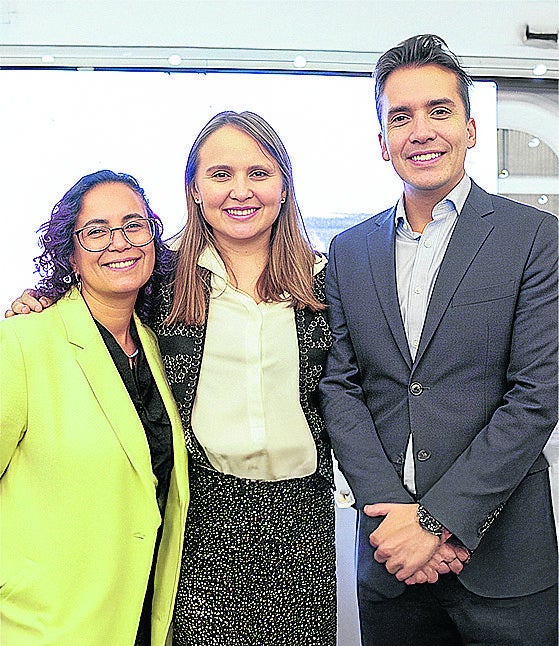 María Castillo, gerente de proyectos de la Fundación Plan; Juliana Bermúdez, líder de comunicación de AstraZeneca; y Allan Aldana, director de asuntos corporativos de AstraZeneca.