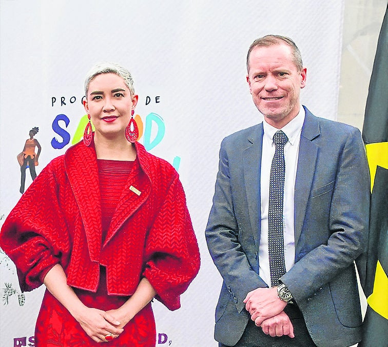 Ángela Anzola, CEO de la Fundación Plan; y Tomás Anderson, oficial en la embajada de Suecia.