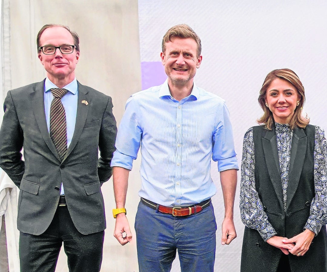 Helmer Broberg, ministro consejero en la Embajada de Suecia; George Hodgson, embajador británico; y Marcela Fernández, CEO de clúster andino de AstraZeneca.