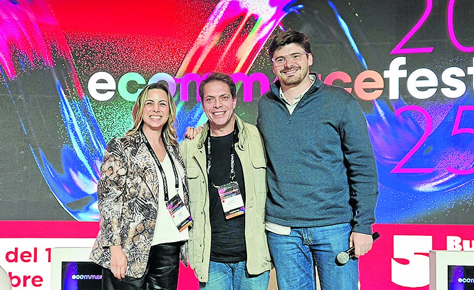 Sandra Vargas, vicepresidente de Negocios Digitales y Clientes de Cruz Verde de Colombia; Alberto Pardo, CEO de Adsmovil; y Andrés Acosta, director de Canales de Comercio Digital de Grupo Éxito.