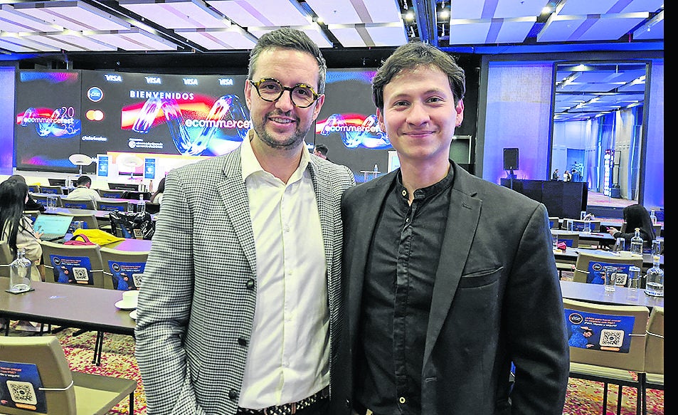 Álvaro Umaña, director del eCommerceFest 2025; y Carlos Güisa, gerente de Análisis Económicos y Proyectos de la Cámara Colombiana de Comercio Electrónico.